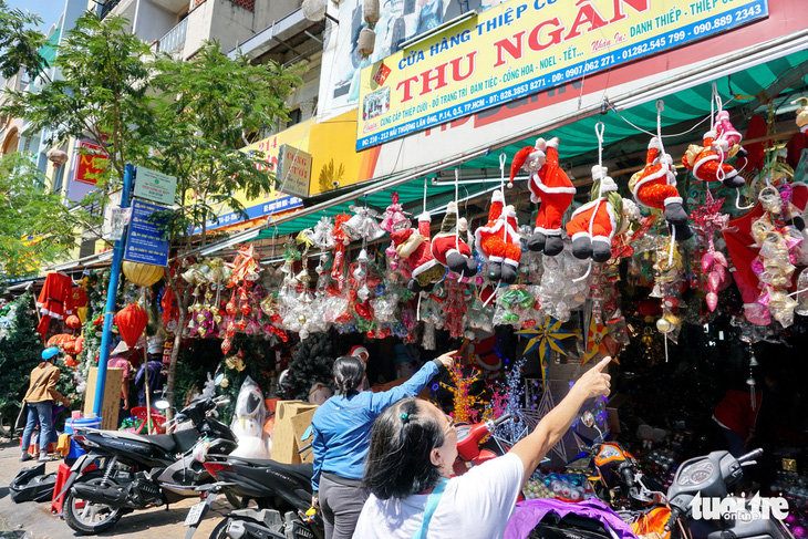 Người Sài Gòn tất bật mua sắm trang hoàng dịp Noel - Ảnh 4.