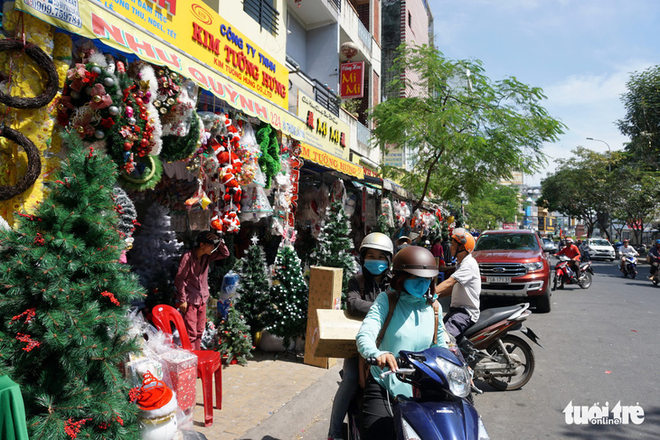 Người Sài Gòn tất bật mua sắm trang hoàng dịp Noel - Ảnh 5.