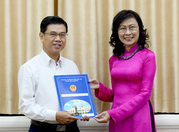 Phê chuẩn kết quả bầu chủ tịch UBND quận 1, huyện Hóc Môn - Ảnh 1.