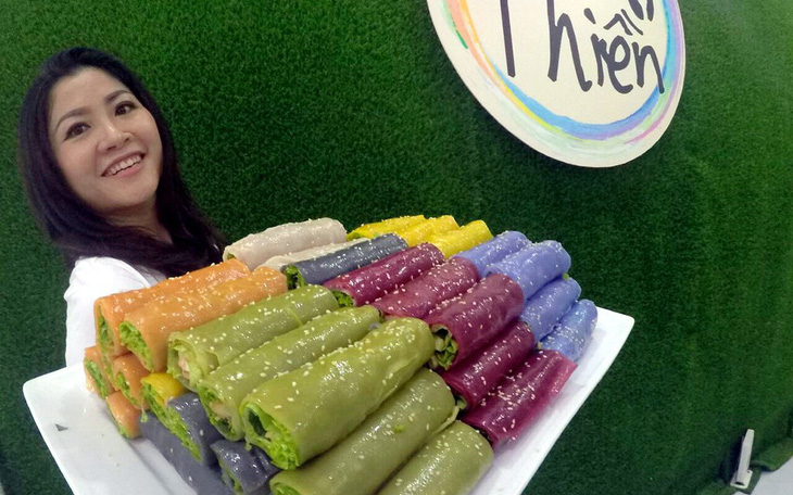 Người phụ nữ "tô màu" cho bánh phở Việt
