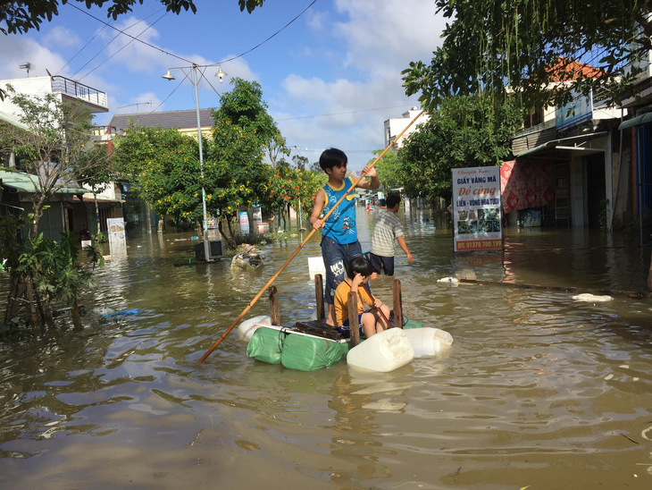 Quảng Nam: Dứt mưa nhưng quốc lộ 1 vẫn ngập sâu - Ảnh 8.