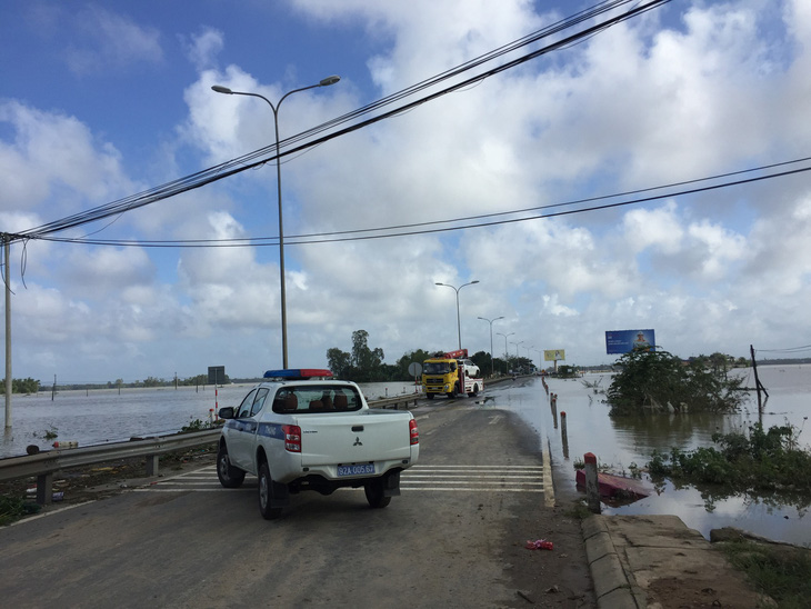 Quảng Nam: Dứt mưa nhưng quốc lộ 1 vẫn ngập sâu - Ảnh 9.