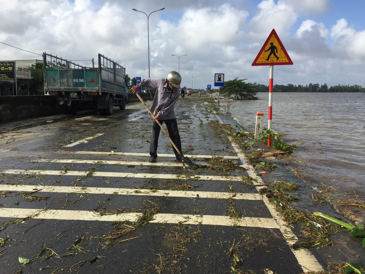 Quảng Nam: Dứt mưa nhưng quốc lộ 1 vẫn ngập sâu - Ảnh 10.
