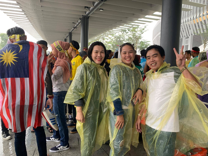 Cổ động viên Việt đội mưa đến chảo lửa Bukit Jalil - Ảnh 7.