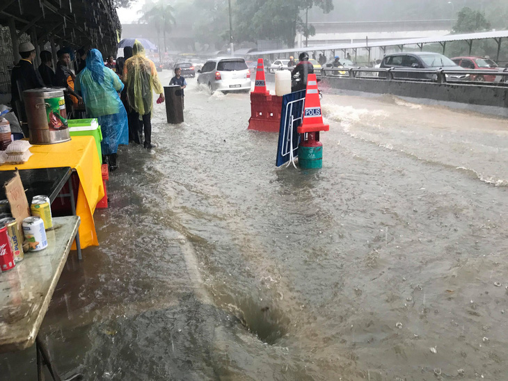 Cổ động viên Việt đội mưa đến chảo lửa Bukit Jalil - Ảnh 4.