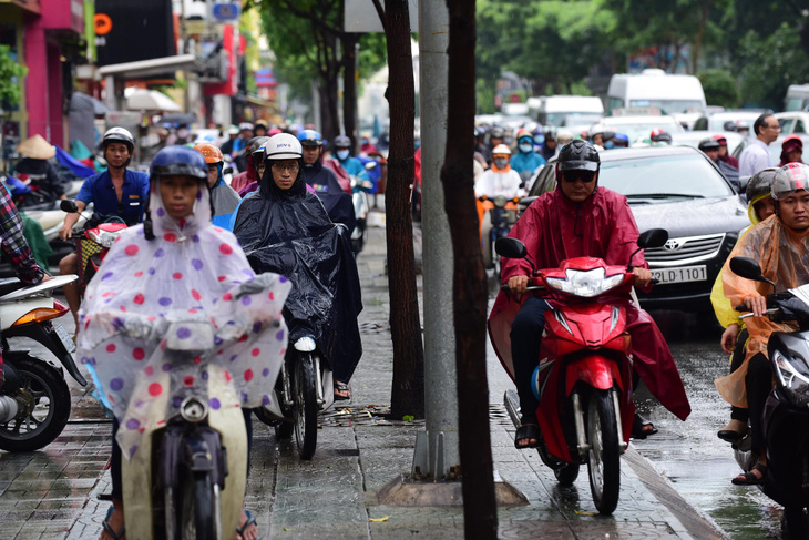 Sáng nay, TP.HCM, Đồng Nai, Bình Dương... dông sét, mưa mù trời - Ảnh 3.