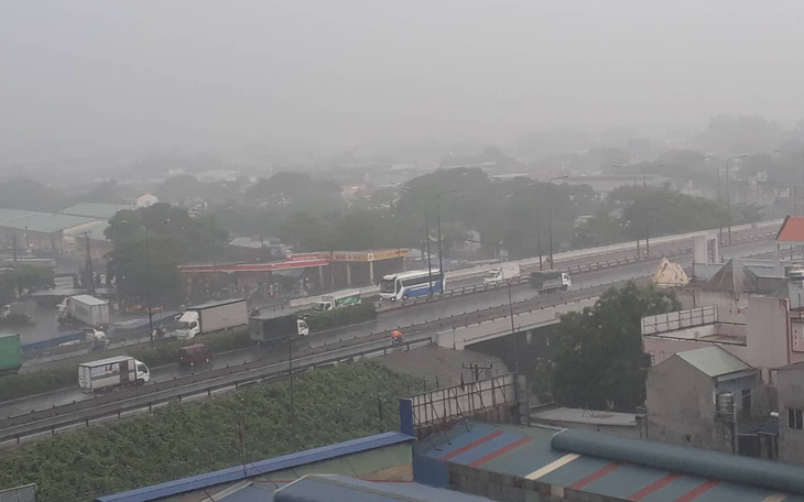 Sáng nay, TP.HCM, Đồng Nai, Bình Dương, Vũng Tàu... dông sét, mưa mù trời