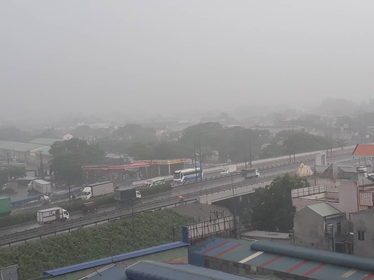 Sáng nay, TP.HCM, Đồng Nai, Bình Dương... dông sét, mưa mù trời - Ảnh 1.