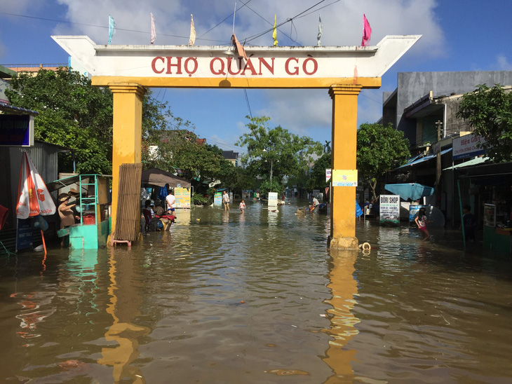 Quảng Nam: Dứt mưa nhưng quốc lộ 1 vẫn ngập sâu - Ảnh 7.