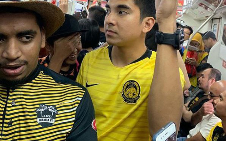 Bộ trưởng 26 tuổi Malaysia gây sốt mạng khi đi tàu điện ngầm đến sân Bukit Jalil