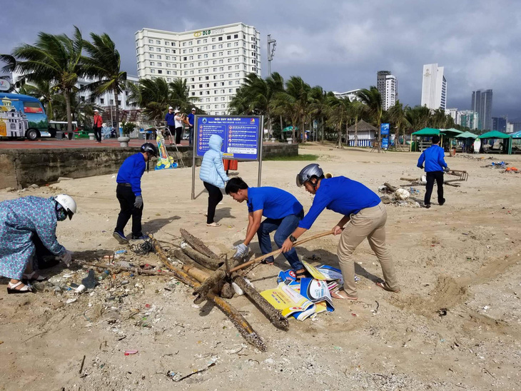 Hoa khôi sinh viên Việt Nam dọn vệ sinh bãi biển sau mưa lũ - Ảnh 4.