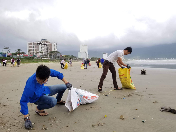 Hoa khôi sinh viên Việt Nam dọn vệ sinh bãi biển sau mưa lũ - Ảnh 5.