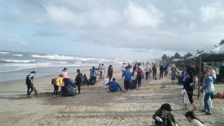 Hoa khôi sinh viên Việt Nam dọn vệ sinh bãi biển sau mưa lũ - Ảnh 6.