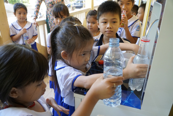 Sẻ chia sẻ nước sạch với học trò miền biên giới Đồng Tháp - Ảnh 1.
