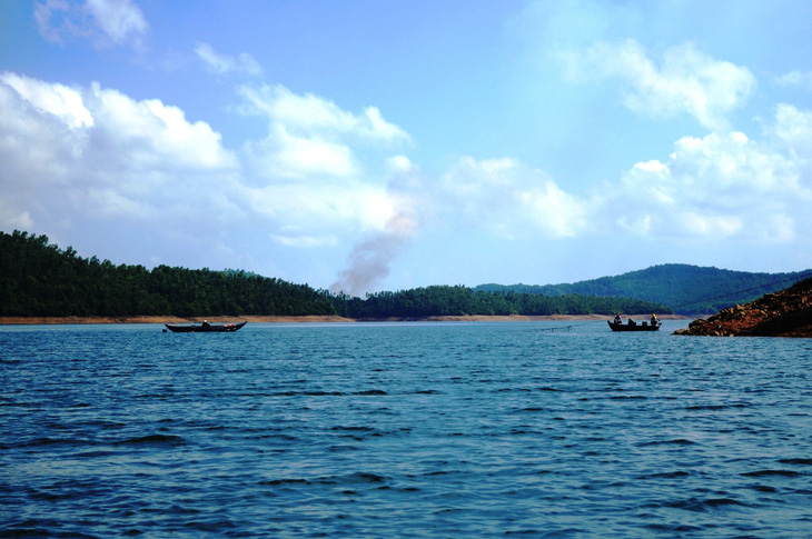 Hồ Phú Ninh xả nước điều tiết lũ - Ảnh 1.