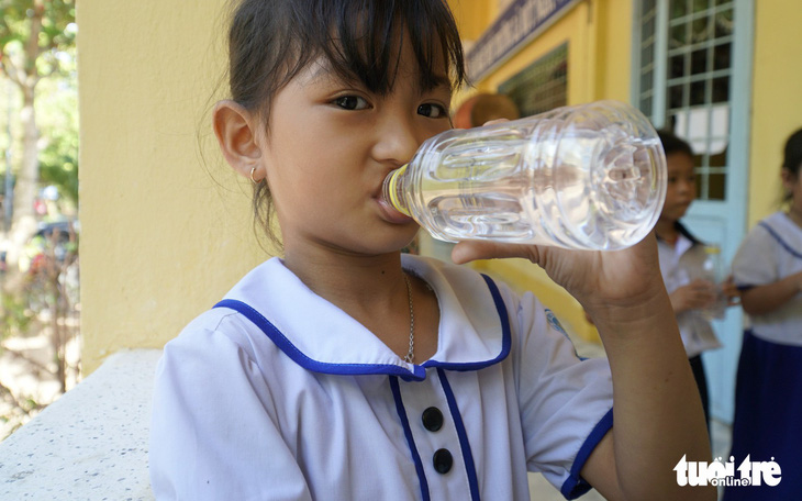 Sẻ chia sẻ nước sạch với học trò miền biên giới Đồng Tháp
