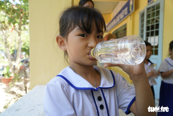 Sẻ chia sẻ nước sạch với học trò miền biên giới Đồng Tháp - Ảnh 6.