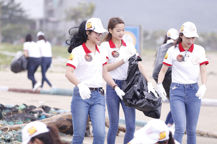 Hoa khôi sinh viên Việt Nam dọn vệ sinh bãi biển sau mưa lũ - Ảnh 2.