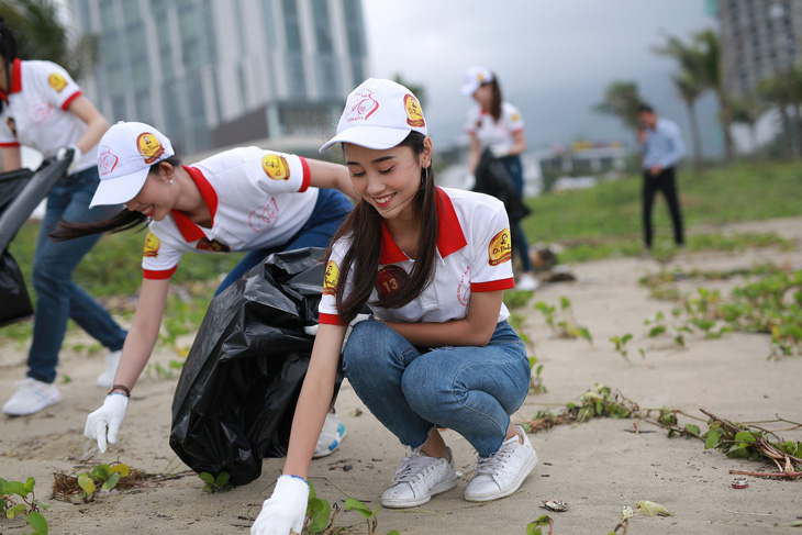 Hoa khôi sinh viên Việt Nam dọn vệ sinh bãi biển sau mưa lũ - Ảnh 1.