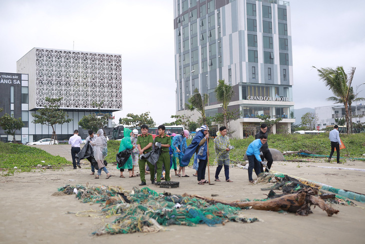 Hoa khôi sinh viên Việt Nam dọn vệ sinh bãi biển sau mưa lũ - Ảnh 7.
