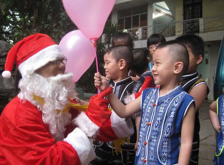 Có nên gieo vào đầu trẻ niềm tin về ông già Noel? - Ảnh 1.