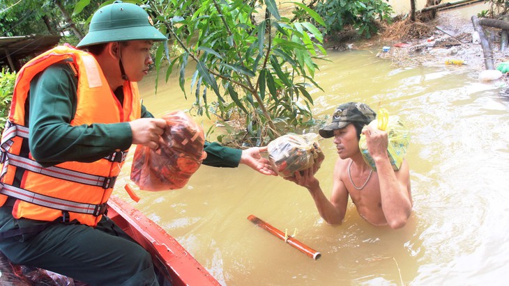 Miền Trung: đồng bằng ngập sâu, miền núi sạt lở - Ảnh 1.