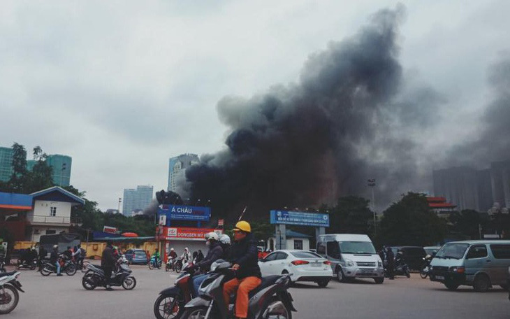 Cháy gara ôtô gần sân Mỹ Đình, nhiều xe hơi bị thiêu rụi