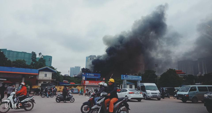 Cháy gara ôtô gần sân Mỹ Đình, nhiều xe hơi bị thiêu rụi - Ảnh 1.