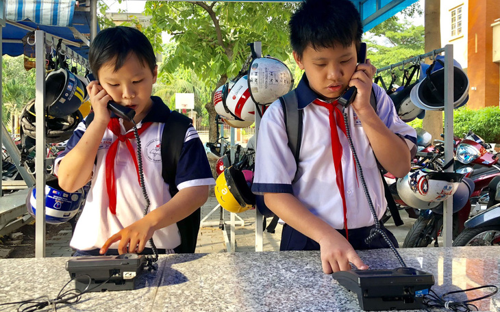 Trường lắp điện thoại bàn để học trò ít dùng di động