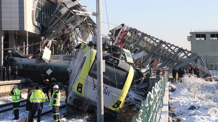 Xe lửa cao tốc bật đè cầu vượt ở Thổ Nhĩ Kỳ, 7 người thiệt mạng - Ảnh 5.