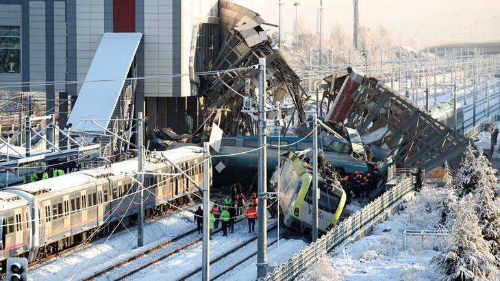 Xe lửa cao tốc bật đè cầu vượt ở Thổ Nhĩ Kỳ, 7 người thiệt mạng - Ảnh 1.