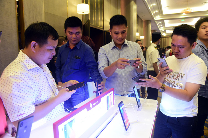 Vingroup trình làng 4 smartphone, giá thấp nhất 2,49 triệu - Ảnh 1.