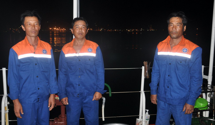 Ba ngư dân được cứu vẫn còn bàng hoàng vì tàu chìm quá nhanh - Ảnh 1.
