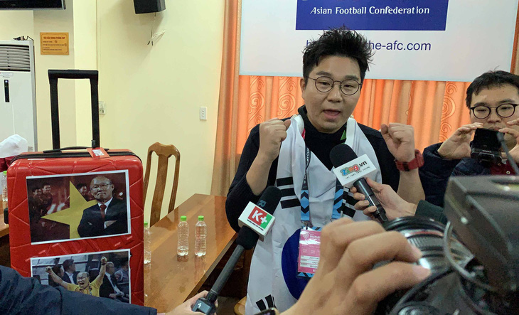 Hai đài truyền hình lớn Hàn Quốc tác nghiệp họp báo và chung kết lượt về AFF Cup 2018 - Ảnh 4.