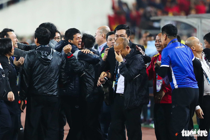 HLV Park Hang Seo bật khóc sau khi Việt Nam vô địch - Ảnh 2.