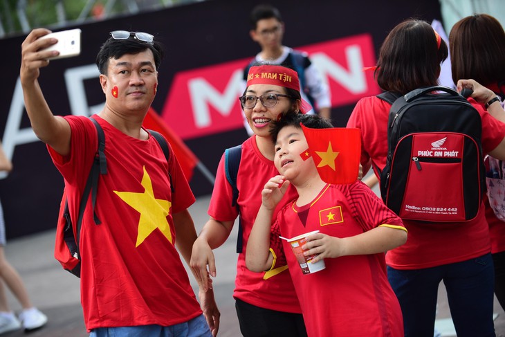 Cả nước bắt đầu sôi sục trước trận chung kết lượt về - Ảnh 9.