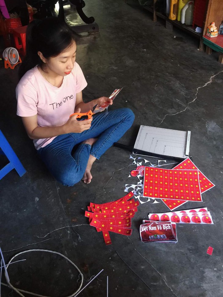 Bà con Phú Quốc coi chung kết với màn hình lớn - Ảnh 2.