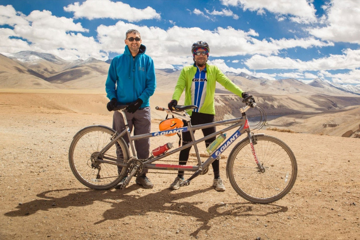Người mù đạp xe trên dãy Himalaya - Ảnh 1.
