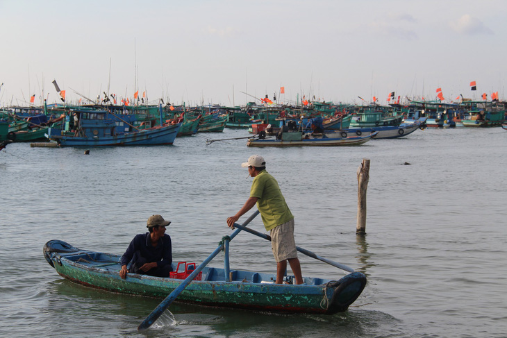 Phú Quốc: Ngư dân tạm ngưng ra khơi, vào bờ ủng hộ tuyển VN - Ảnh 1.