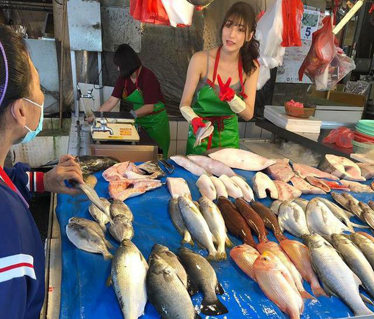 Dân mạng thích mê ‘cô gái bán cá đẹp nhất’ ở Đài Loan - Ảnh 1.