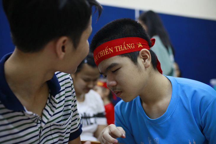 Xúc động với học trò khiếm thị nín thở coi chung kết Việt Nam - Malaysia - Ảnh 4.