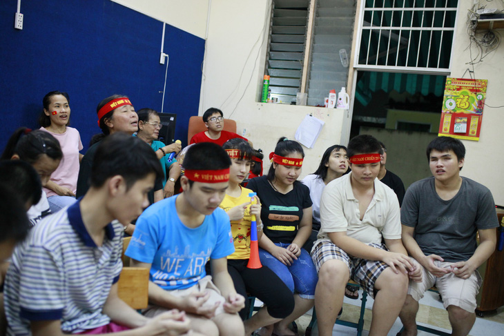 Xúc động với học trò khiếm thị nín thở coi chung kết Việt Nam - Malaysia - Ảnh 1.