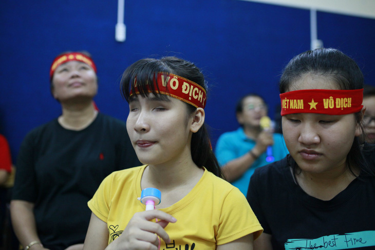 Xúc động với học trò khiếm thị nín thở coi chung kết Việt Nam - Malaysia - Ảnh 3.