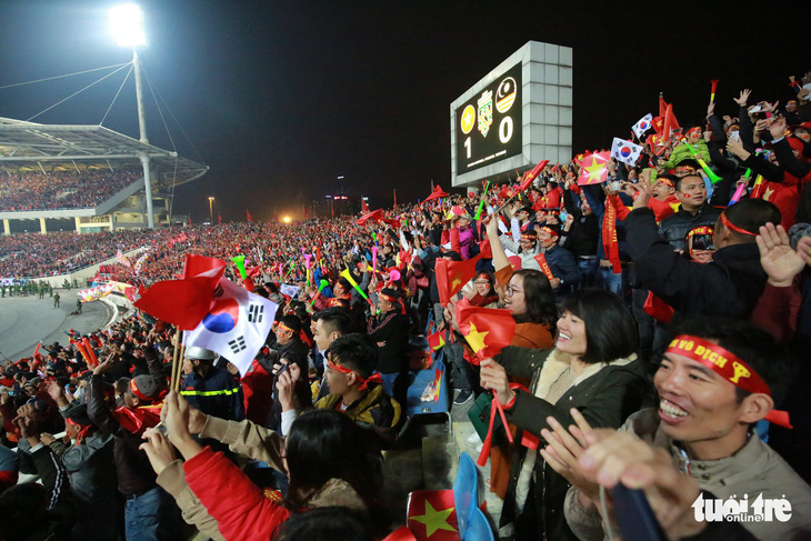 Biển người ở Mỹ Đình sau khi Việt Nam vô địch AFF CUP 2018 - Ảnh 2.