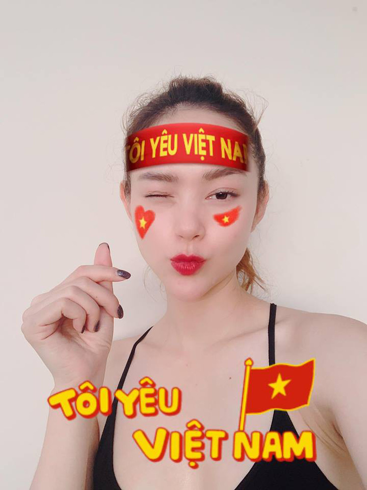 Facebook các nghệ sĩ nổi tiếng rộn ràng với Việt Nam vô địch - Ảnh 2.