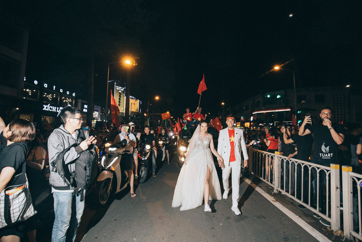 Cặp đôi 9X chụp ảnh cưới trong đêm ăn mừng ngôi vô địch AFF Cup - Ảnh 9.