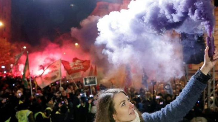 Hàng chục ngàn người biểu tình phản đối luật lao động tại Hungary - Ảnh 1.
