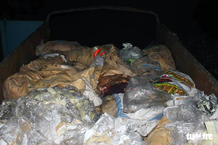 Gom rác thải công nghiệp tại Bình Dương mang qua Đồng Nai đổ trộm - Ảnh 2.