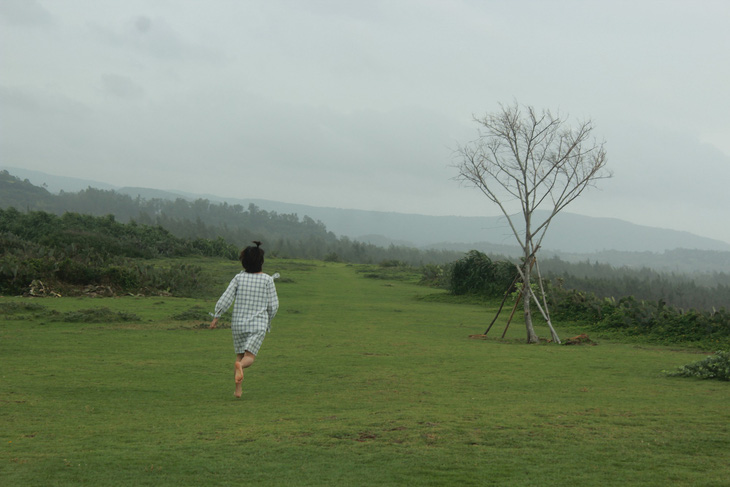 Đến Phú Yên chạy chân trần trên đồi cỏ xanh - Ảnh 1.