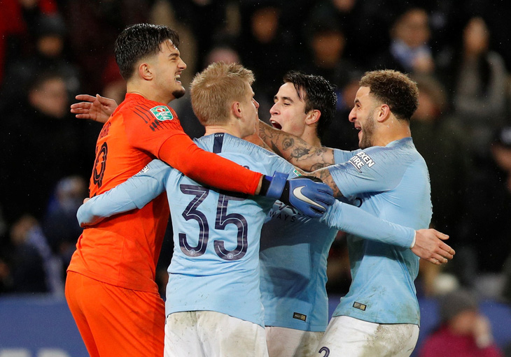 Đá bại Leicester trên chấm luân lưu, M.C vào bán kết League Cup - Ảnh 1.